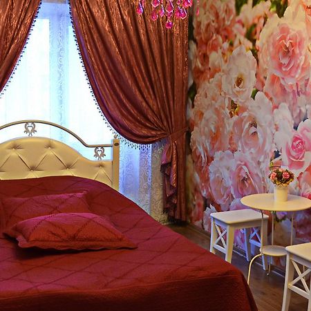 Roses Apartment In The City Center Tsjernihiv Buitenkant foto