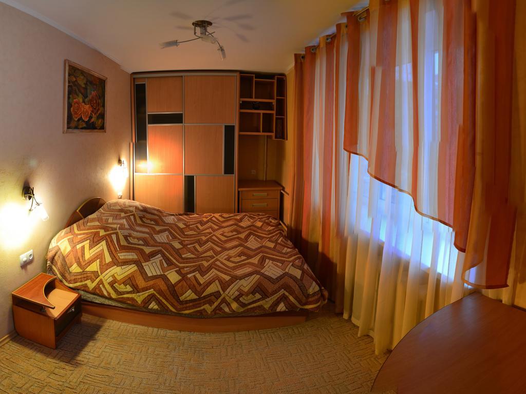 Roses Apartment In The City Center Tsjernihiv Buitenkant foto