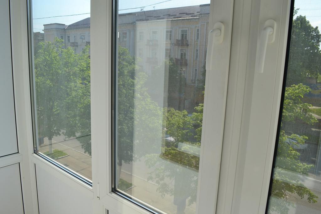Roses Apartment In The City Center Tsjernihiv Buitenkant foto