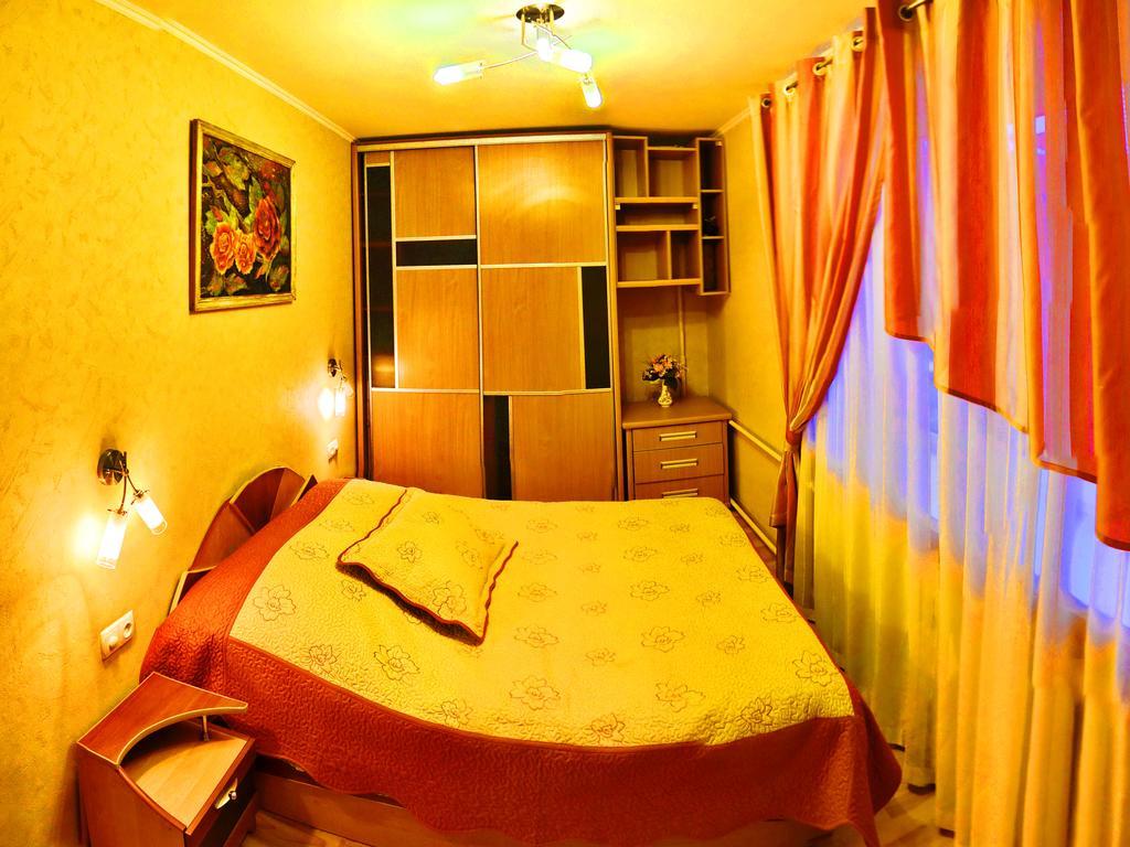 Roses Apartment In The City Center Tsjernihiv Buitenkant foto