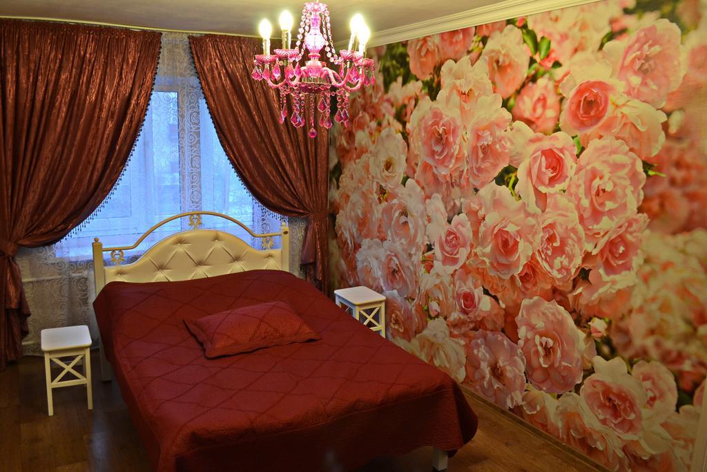 Roses Apartment In The City Center Tsjernihiv Buitenkant foto