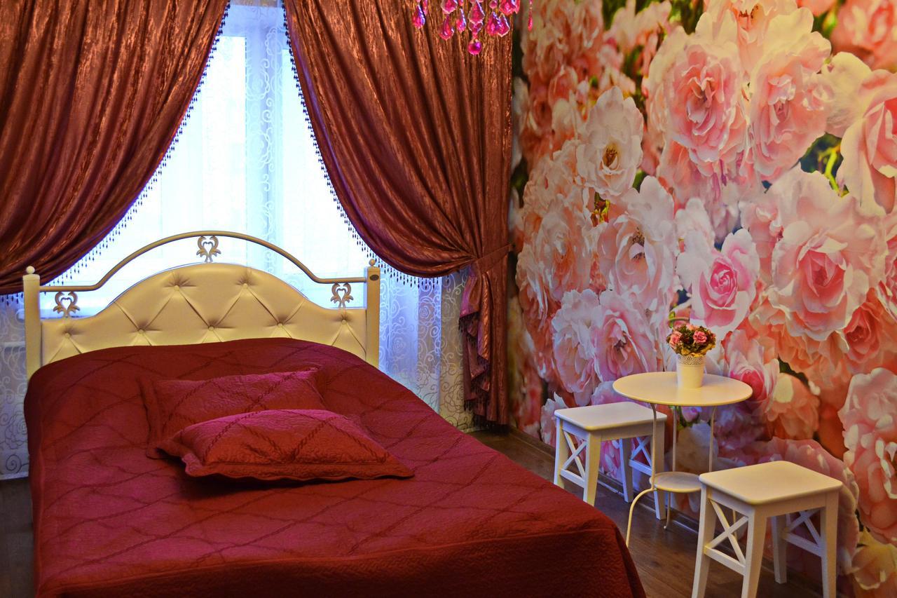 Roses Apartment In The City Center Tsjernihiv Buitenkant foto
